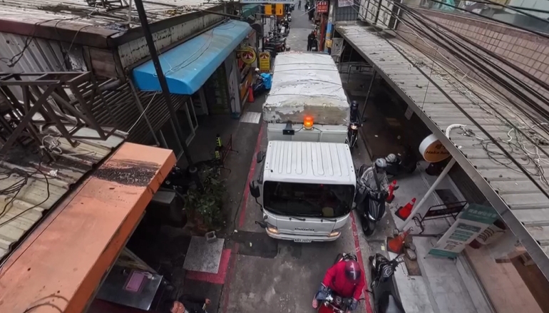 台中東海「炒飯街」機車違停多！　轎車鑽進卡住、後方人車塞爆