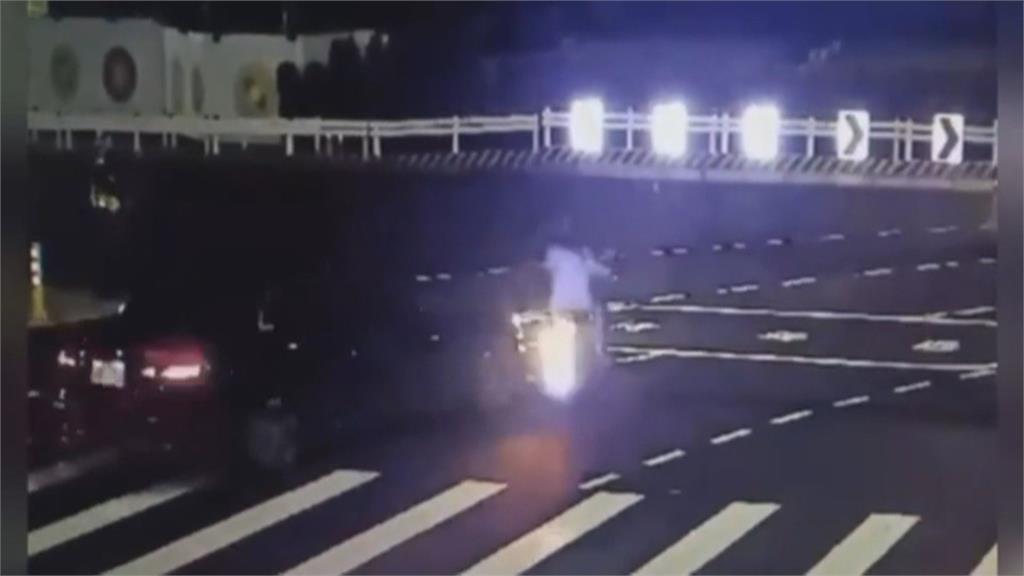 高雄站東路通車後再發生車禍　機車騎士誤闖逆向被撞