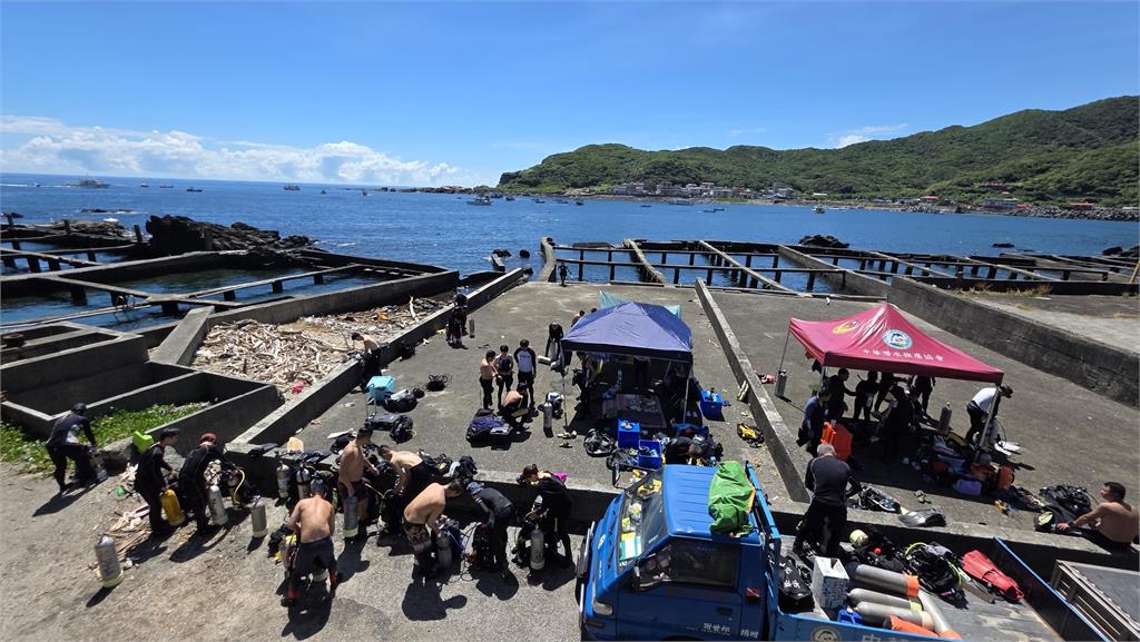 遭質疑炸魚、潛水客爭道！　20多艘漁船集結龍洞灣抗議