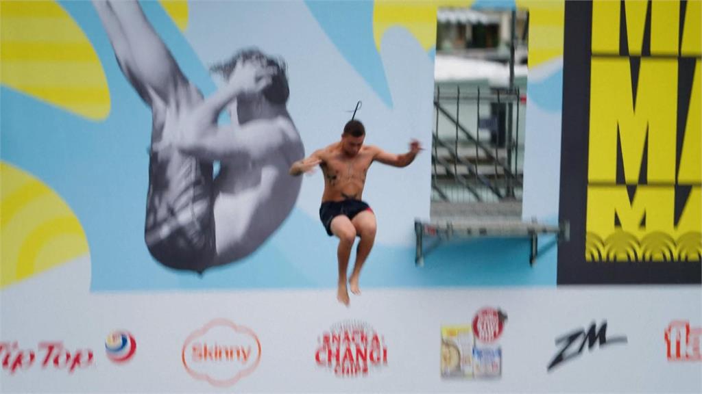 紐西蘭跳水賽超歡樂　選手「大字形」入水濺超大水花