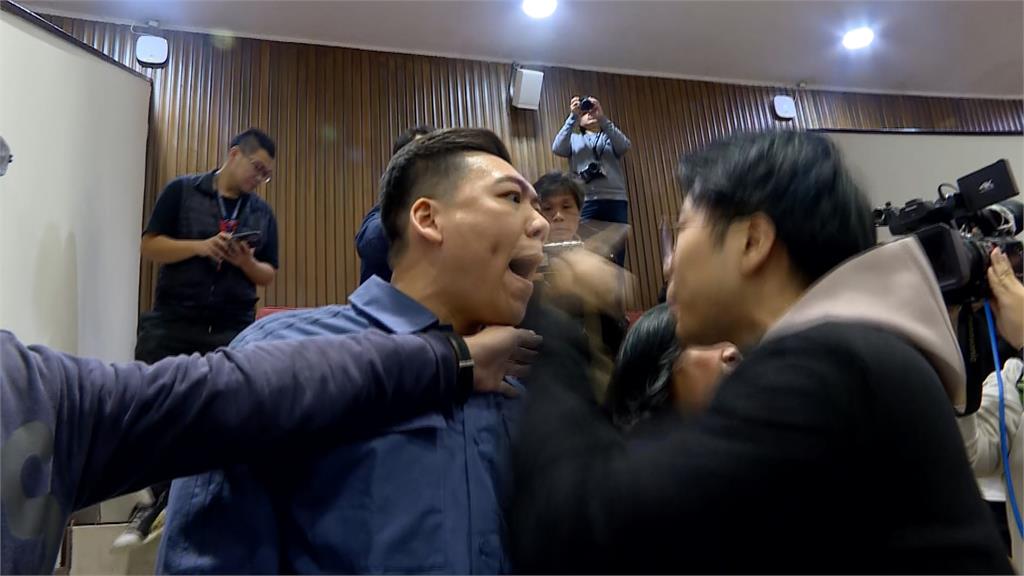 立院戰場擴大藍、綠助理互嗆！　綠委助理怒槓傅崐萁、和陳玉珍對峙