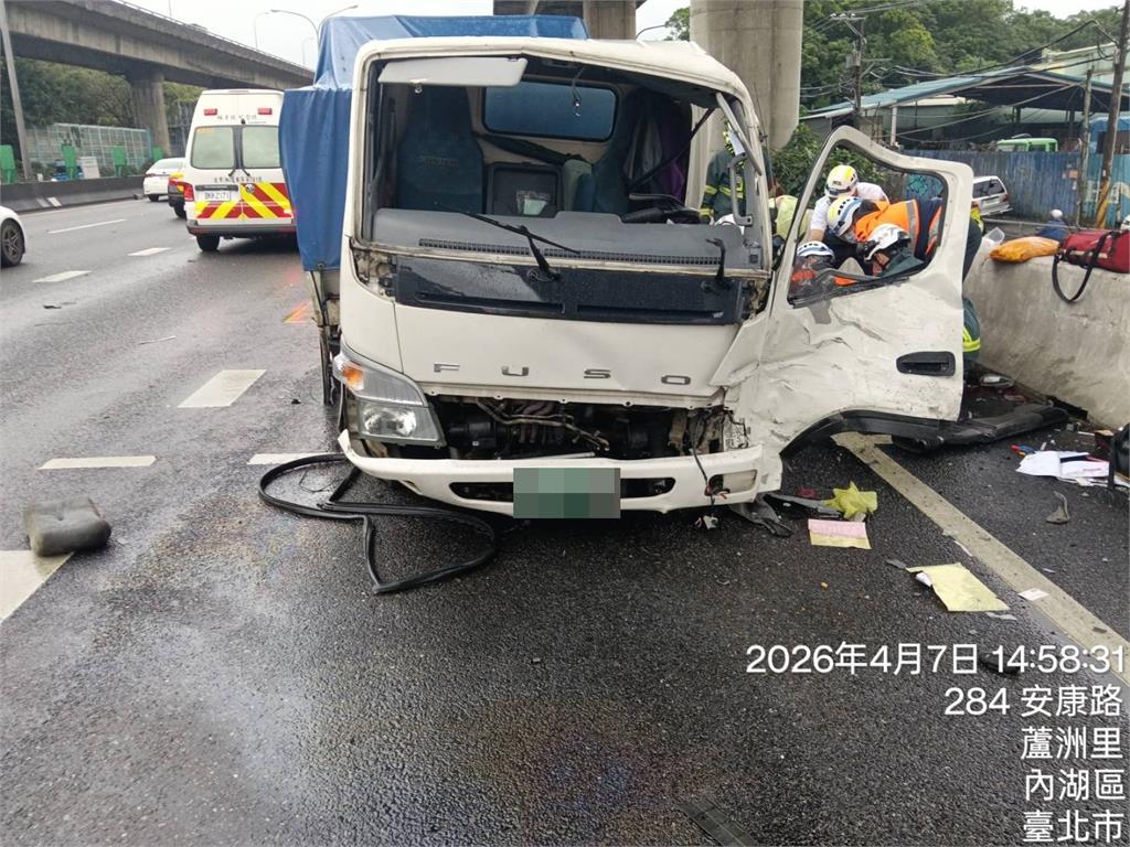 最新／天雨路滑！國1內湖段水泥車翻覆「撞5車」　63歲貨車司機傷重不治