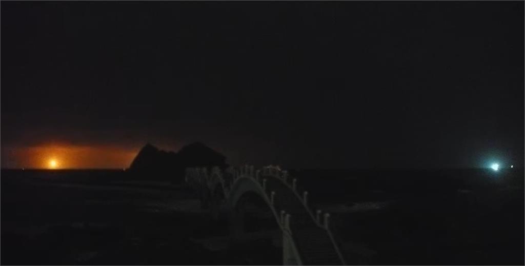 空軍不放棄搜救飛官辛柏毅！「三仙台鏡頭君」直擊海面照明彈夜空狂閃