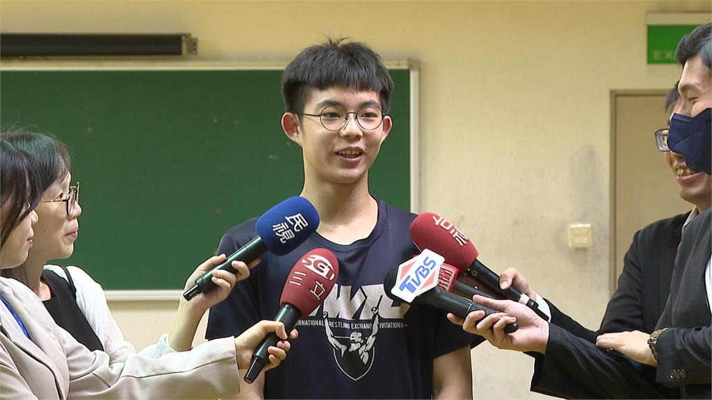頒獎被學生公主抱! 蔣萬安「獻第一次」羞喊:新奇