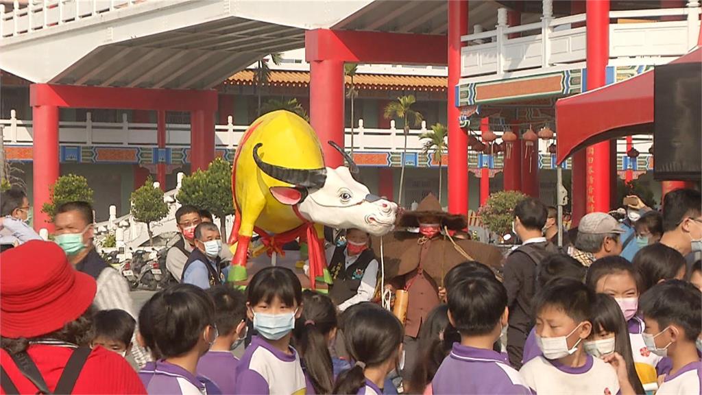 民俗文化傳承! 鹿耳門聖母廟舉辦「萬人糊春牛」