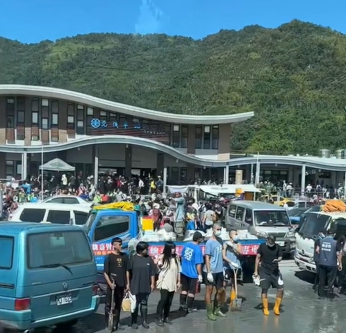 光復車站滿是「鏟子超人」！列車長「精神喊話」惹哭全網：有你們真好