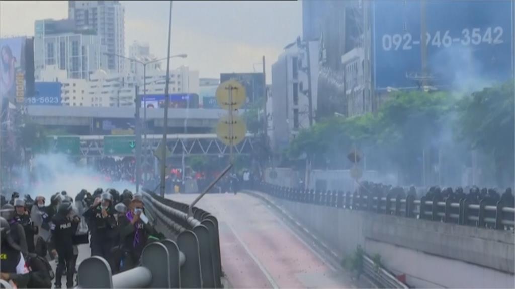 街道變戰場！　曼谷千人反政府示威　爆警民衝突 