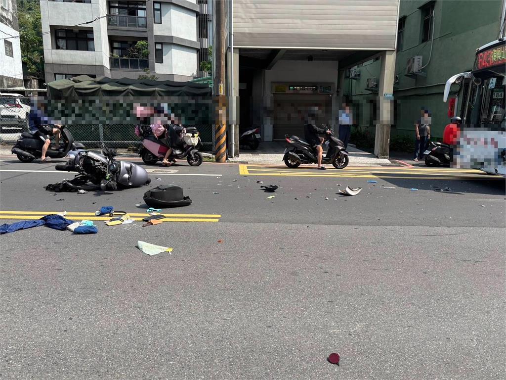 最新／新店機車左轉釀連環撞！2騎士噴飛還波及公車　78歲騎士傷重不治