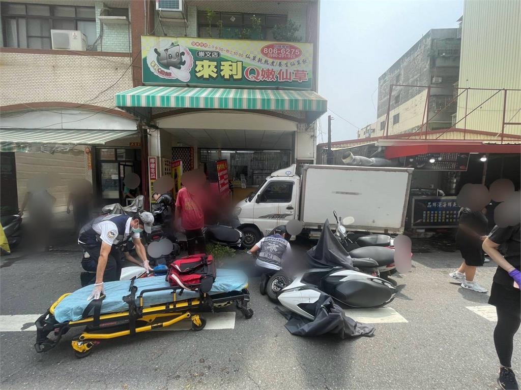 快新聞／開車途中昏迷！高雄小貨車突偏移自撞　路邊機車「整排倒」畫面曝