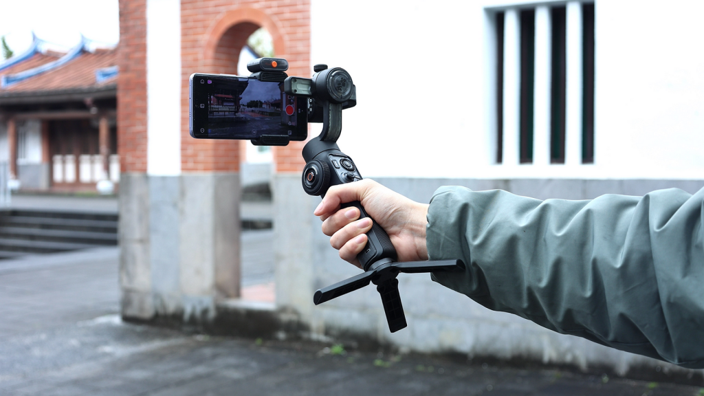 裝上智慧追蹤後 拍攝更便利 Zhiyun Smooth 5S AI