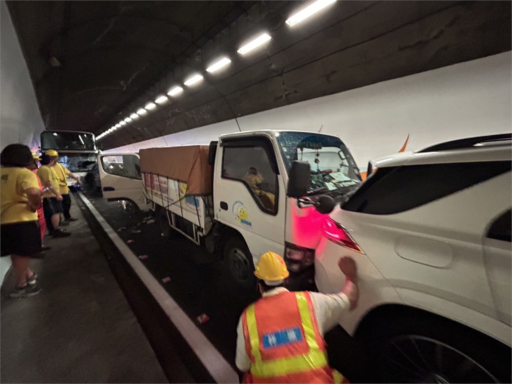 快新聞／國5雪山隧道「7車追撞」車流回堵　僅內側開放通行