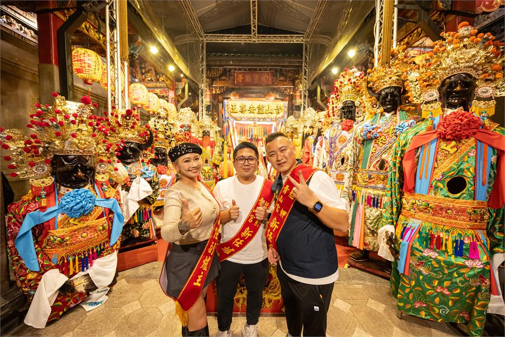 一歲娃勇奪爐主!青山宮擲爐主大典爆棚 全場喊破宮埕:嘴嘴杯!