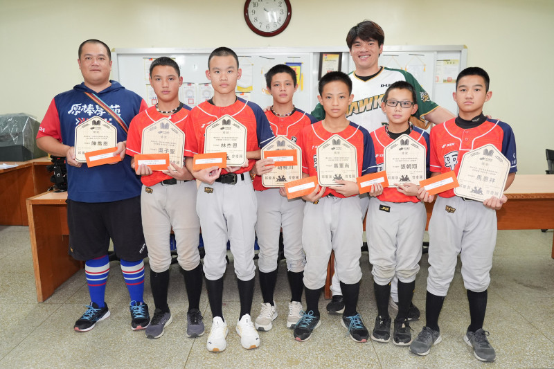 中職／台鋼雄鷹張肇元自掏腰包買手套當禮物！為球芽頒獎勉勵小球員超越自我