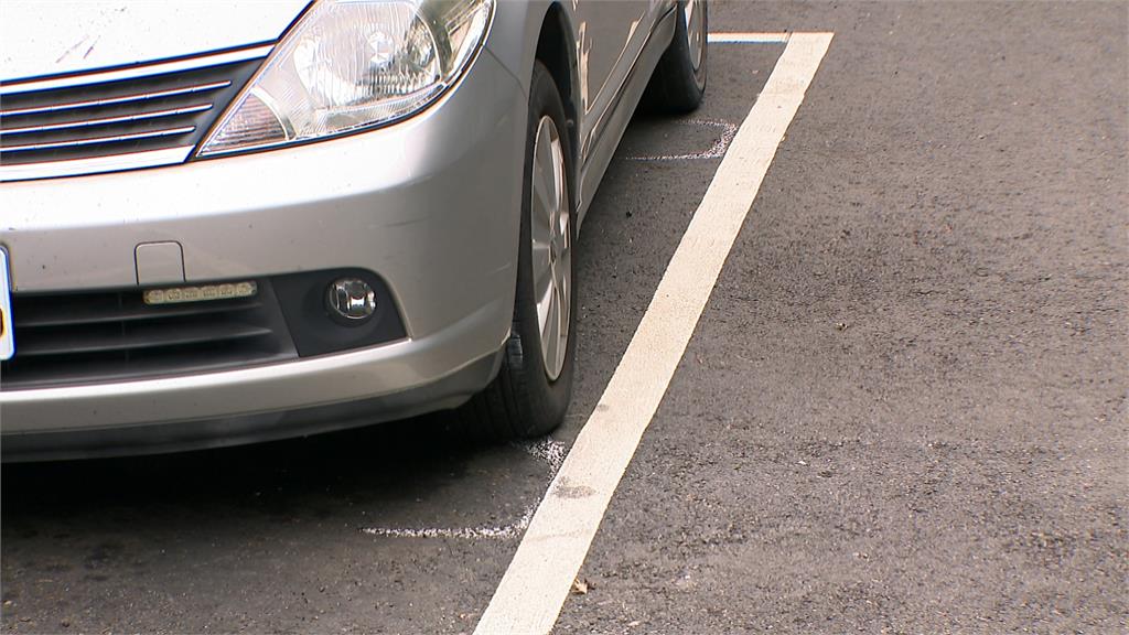 防開單怪招？　車主霸佔路邊車格　移車「只動30公分」