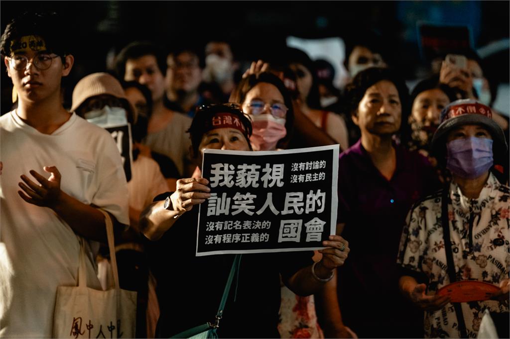基進黨號召民眾帶「藍白拖」抗議　現場聚集逾1500人