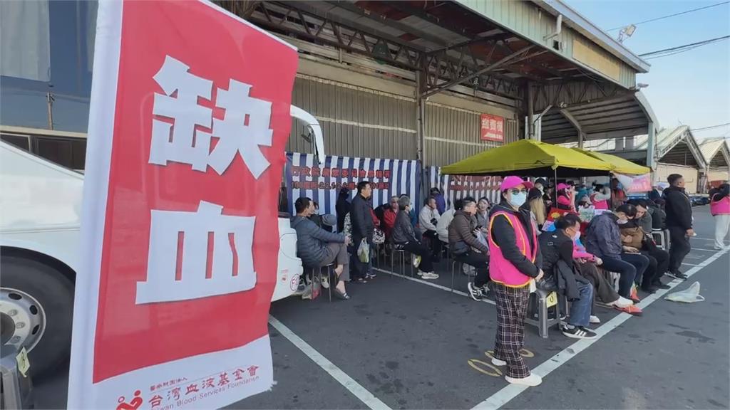 血庫拉警報!台中捐血送烤雞 大批民眾排隊挽袖捐熱血
