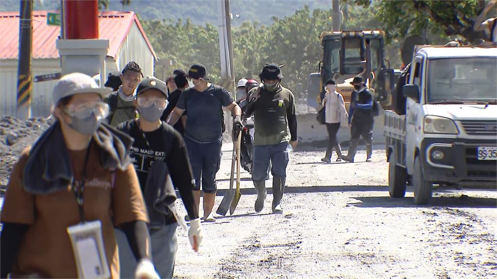 保安寺遭泥流重創 土石淹近一層樓高 挖出落難神像