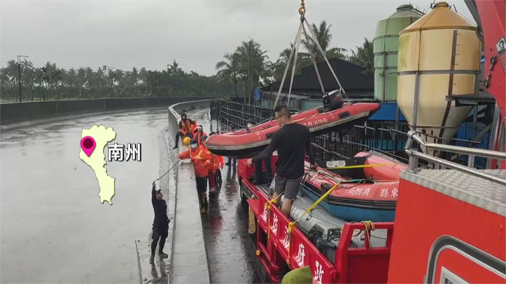 屏東雨勢轉小 林邊積水仍未退 汽機車全拋錨