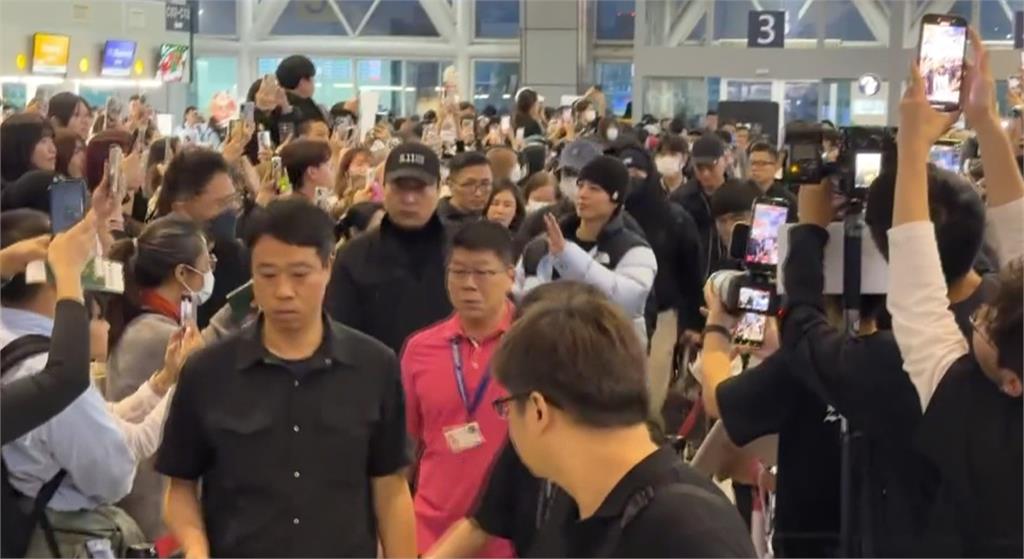 AAA落幕！IU橫掃6項大獎　　朴寶劍現身小港機場揮手告別