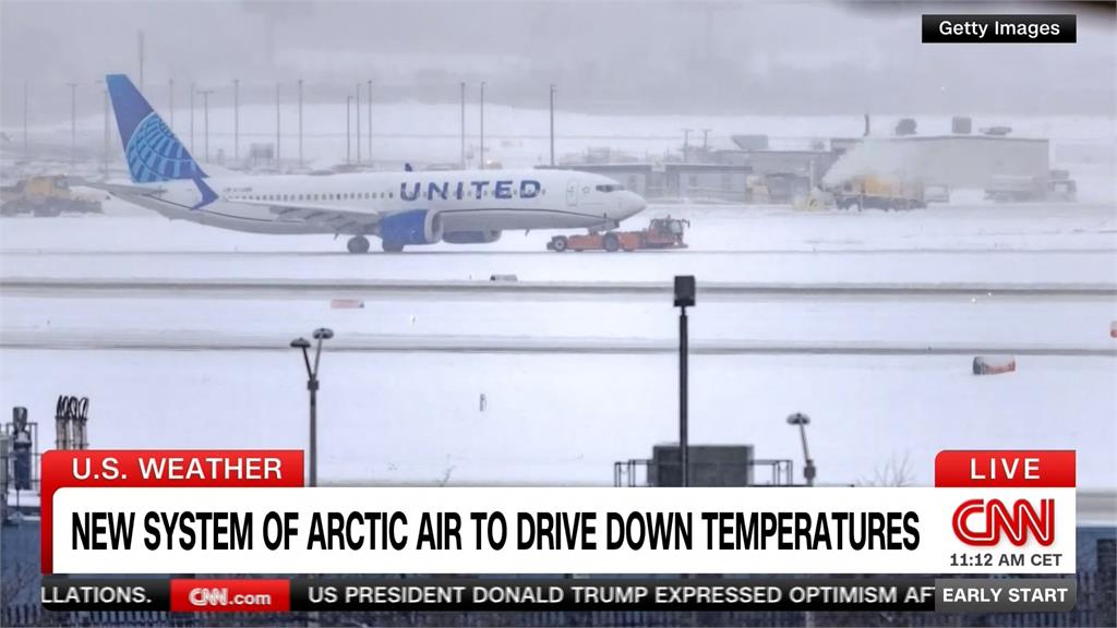 美暴風雪亂交通　驚傳客機滑出跑道　45輛車公路連環撞