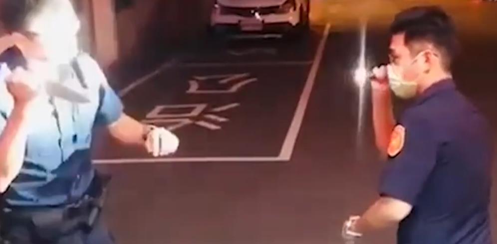 街頭遇到「這類持刀者」一定要跑!警方示範影片曝光:出手動脈就會破