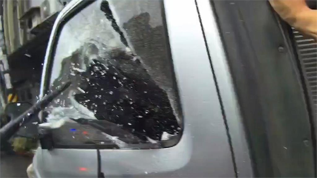 行車糾紛！小貨車駕駛失控亮刀恐嚇　警一小時內火速逮人意外揪毒駕