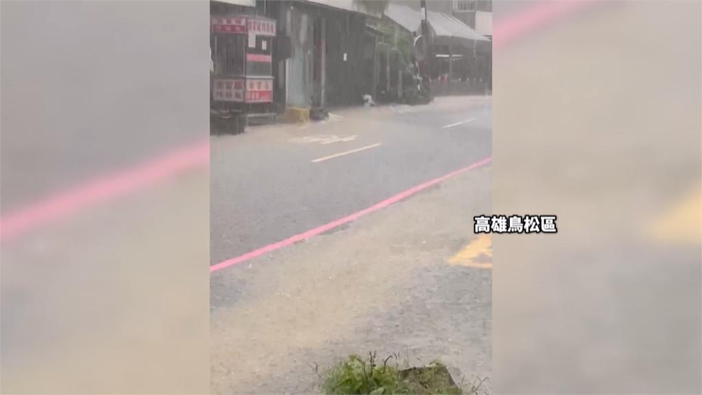 雨神降臨！高雄仁武區「馬路變小河」　義大「水樂園」來了