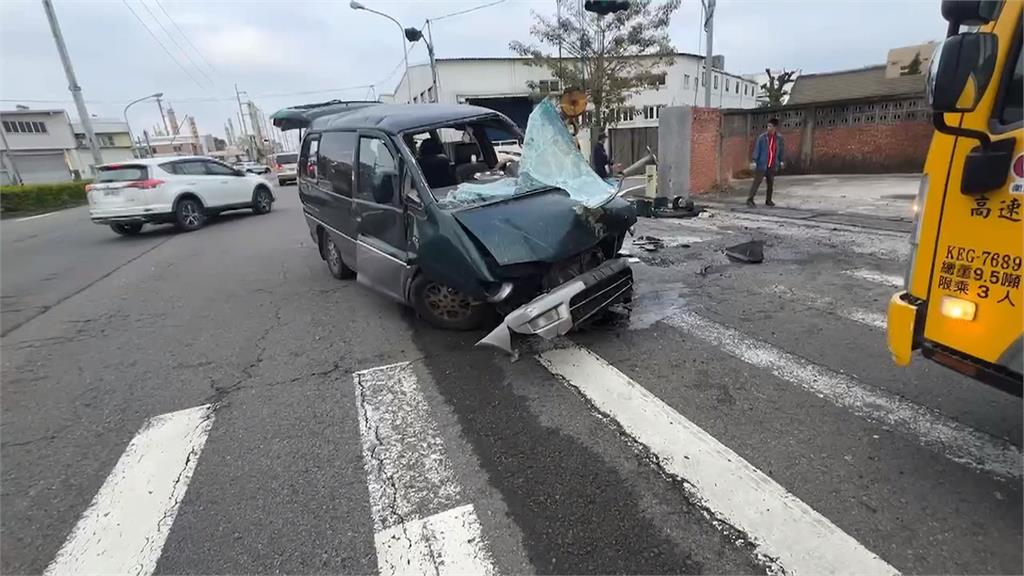 「詭異偏移」高速自撞號誌桿 廂型車側翻駕駛身亡