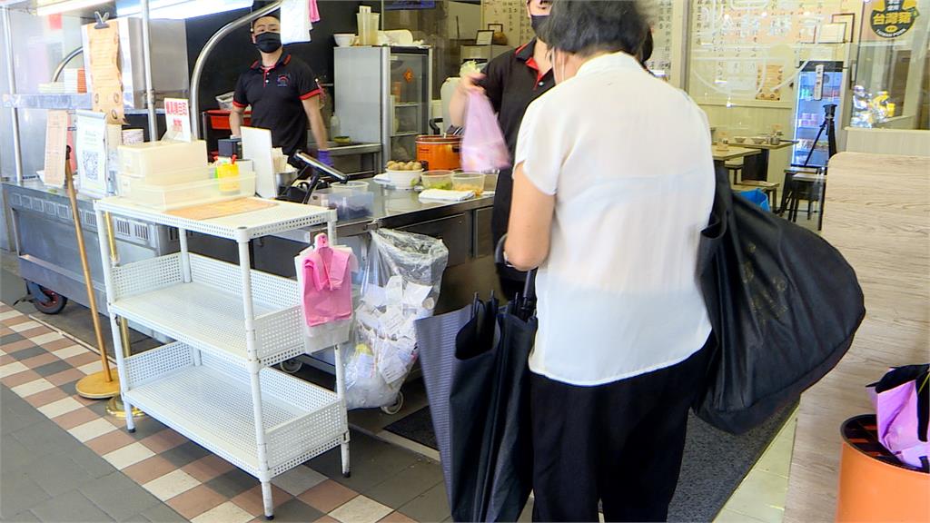 助人不求回報 小吃店霸氣老闆免費供餐