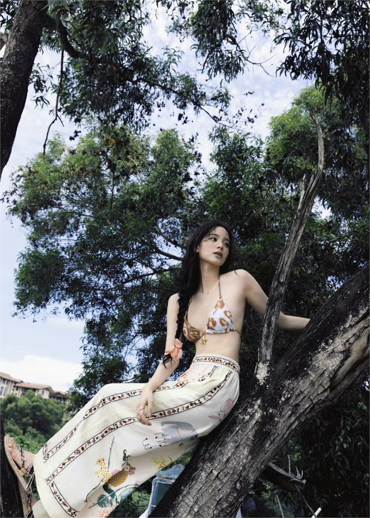 歐陽娜娜「不甩國籍風波」火辣現身中國盛典 「大尺度+蓬鬆長髮」網全看光!