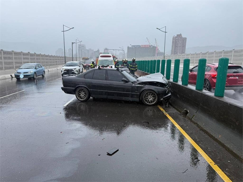 快新聞/疑天雨路滑!北投小客車失控撞車 再衝分隔島燈桿「車頭全毀」
