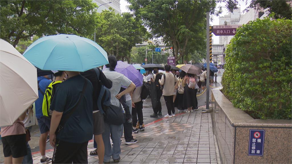 超過萬名動漫迷不畏颱風天　漫博會外湧現雨傘海