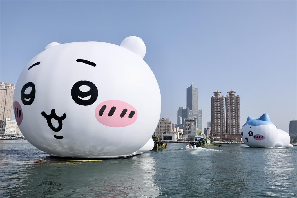 快新聞/高雄燈會正式開幕!「水門禮」迎接吉伊卡哇、小八貓 兔兔烏薩奇港邊玩耍