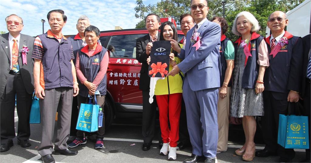 亞太急難關懷救助協會盧宜鈴回饋社會 捐贈消防警備車挺打火兄弟