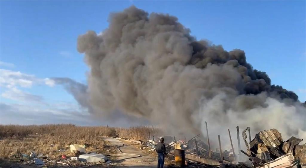 快新聞／澎湖白沙鄉資源回收場大火！黑煙密布駭人畫面震撼曝光