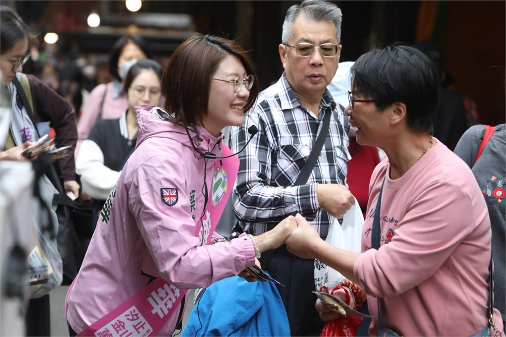 蔡美華汐止中正市場掃街拜票   巧遇李㼈採買送上加油祝福