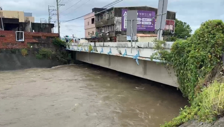 丹娜絲大雨狂炸海線! 沙鹿水淹「半個輪胎高」害車拋錨