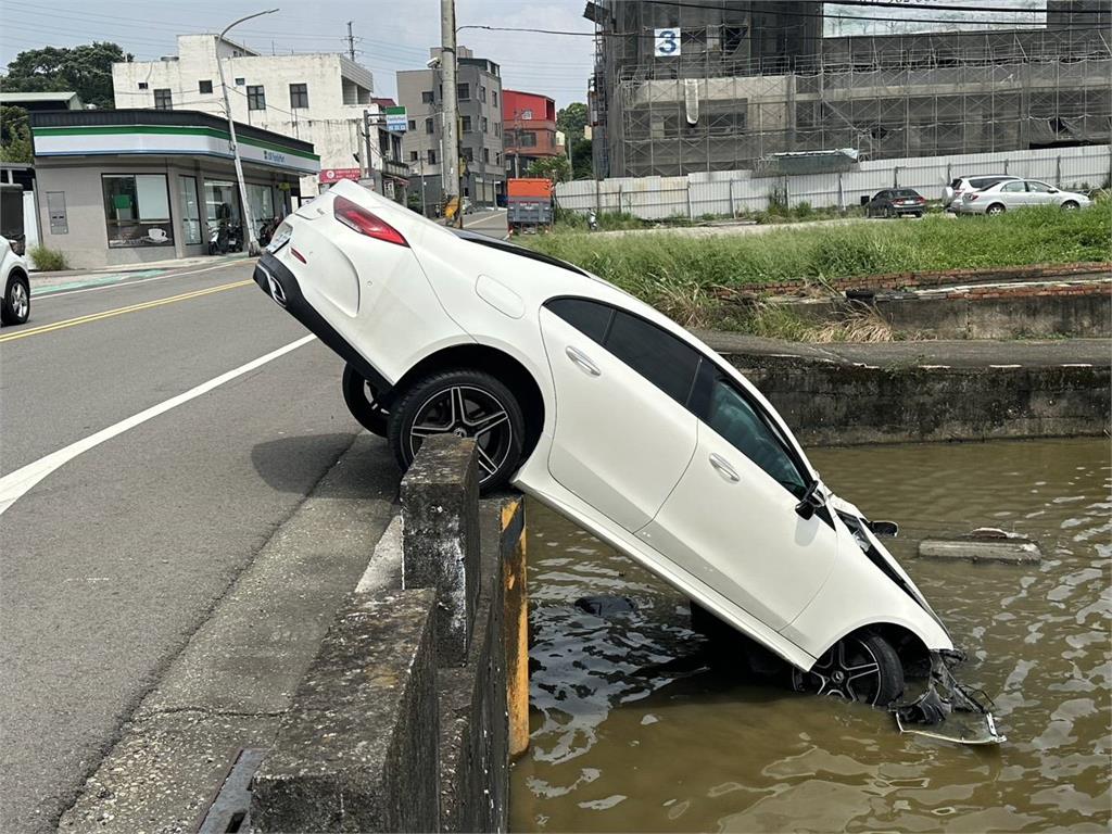 真的「一秒到田中」！　轎車轉彎衝落田「車頭倒插」