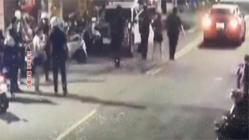 「愛接送不接送」惹惱悍婦　當街捶打男友還企圖襲警
