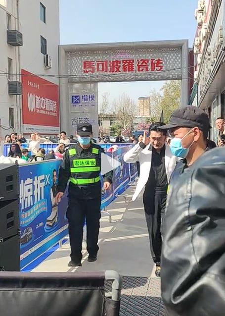 才遭爆註銷國籍…黃安定居中國「被保全包圍」快跑畫面曝光!近況真面目認不出