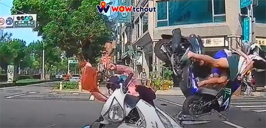 高雄23歲男載妹闖紅燈撞上女騎士!3人起飛畫面網驚:在拍閃電俠?