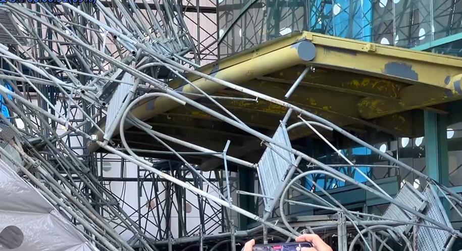 台中榮總大樓鷹架大面積傾倒　幸遇燈柱「完美接住」未釀傷亡