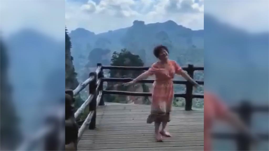 猴子都看不下去？中國大媽風景區嗨跳舞　下秒包包遭搶狂叫
