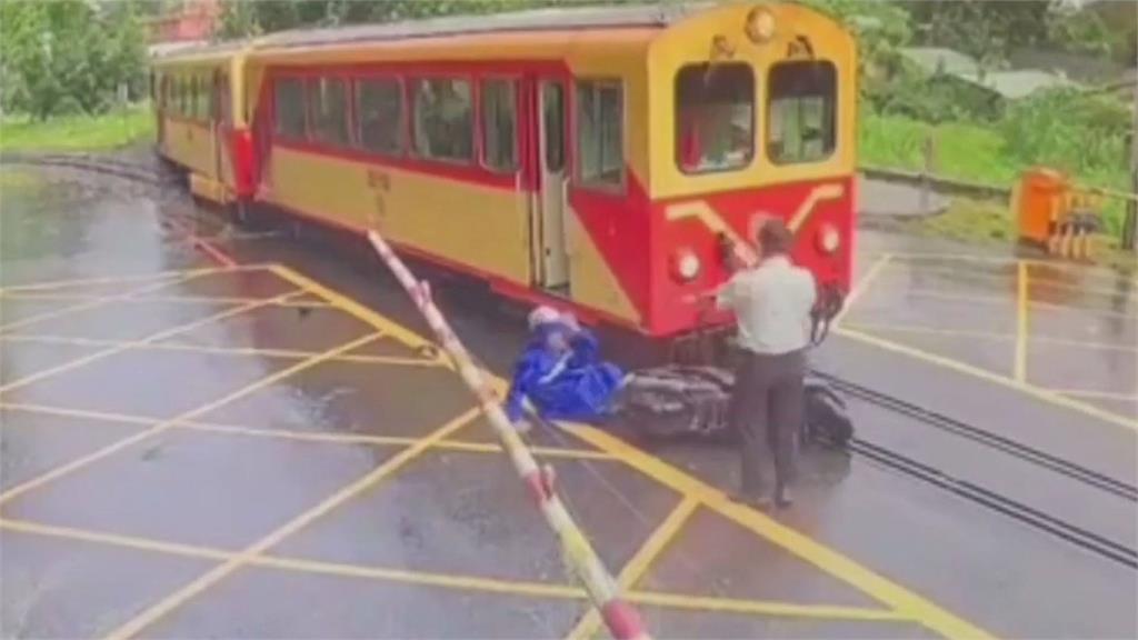 平交道驚魂!8旬雨衣伯闖阿里山林鐵 列車「急煞一瞬間」太驚險