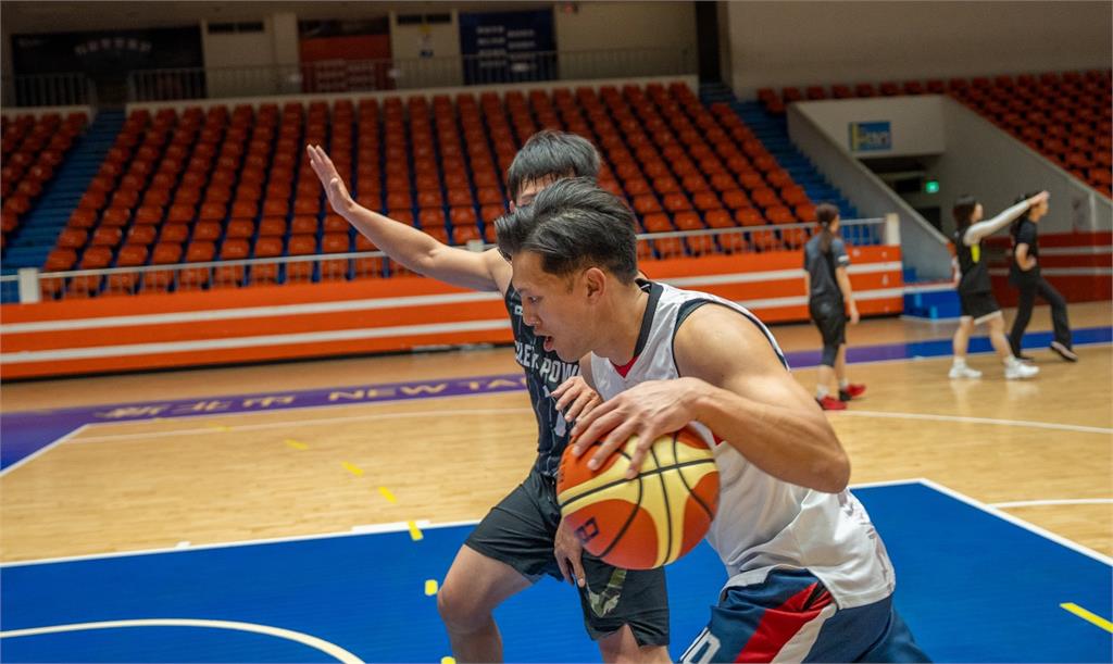 在無聲球場堅持奔跑　聽障籃球國手吳啟道：因為喜歡 所以一直打下去