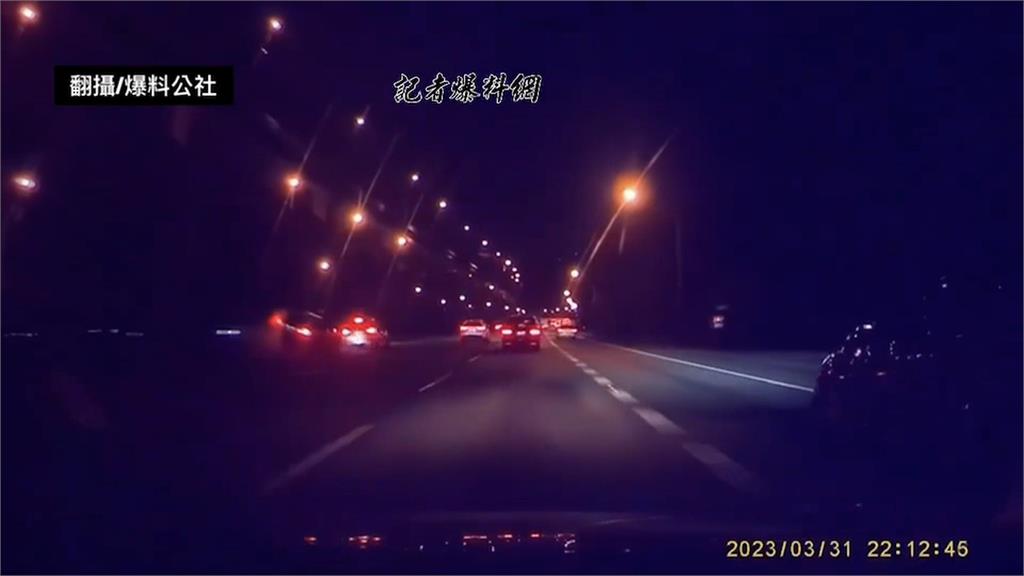 「黑白雙煞」疑國道上競速 變換車道不慎失控撞車!