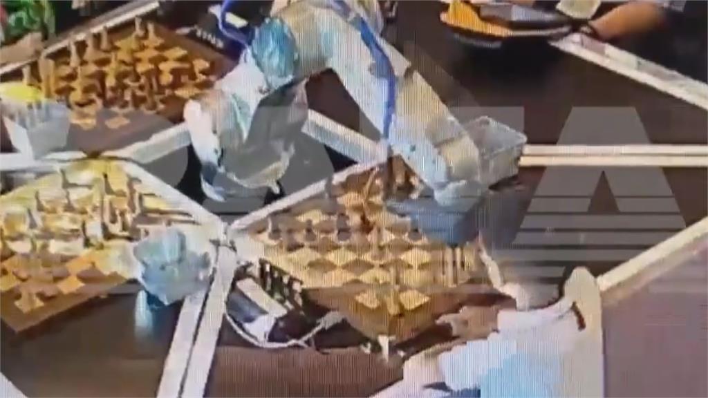 下棋太快遭判定AI?俄7歲男童手指竟被機器人打斷 官方:它絕對安全