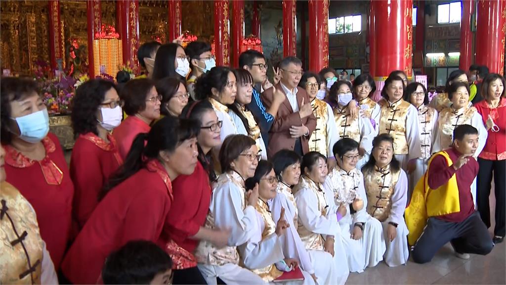 柯文哲南下高雄奔走8間廟宇送紅包 聽聞「賴柯配」指很有創意