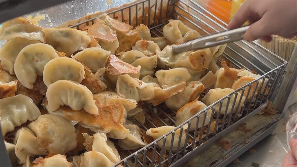 高雄知名煎餃老店違停亂象多 警:今年已累積54件違規