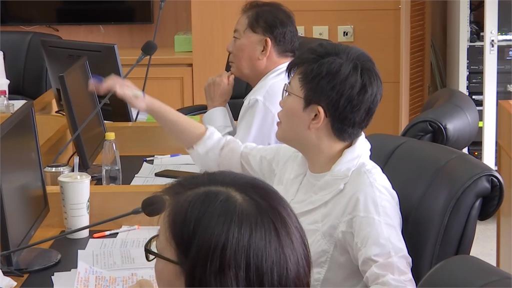 普發現金中議會吵翻天　藍綠為「坐哪」互槓拍桌怒吼